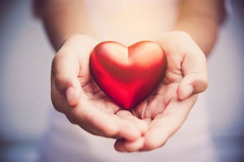 Foto: Hand give red heart for love