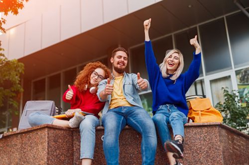 Foto: Glückliche junge Freunde, die die Hochschulausbildung genehmigen