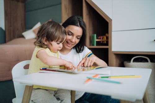 Foto: Mutter und ihr kleines Mädchen ziehen zu Hause zusammen